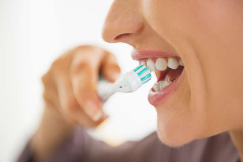 A sensibilidade dos dentes costuma se manifestar durante a ingestão de alimentos gelados, quentes e/ou ácidos