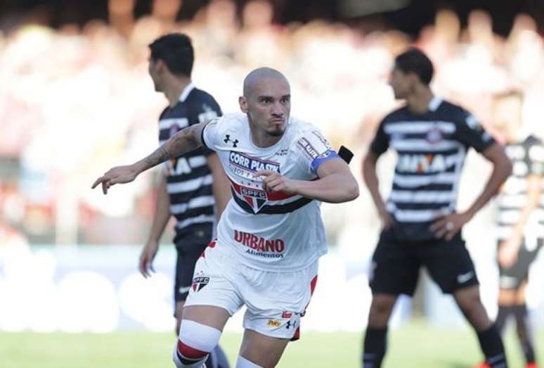 Maicon comemora o gol que marcou no empate do São Paulo com o Corinthians, no Morumbi