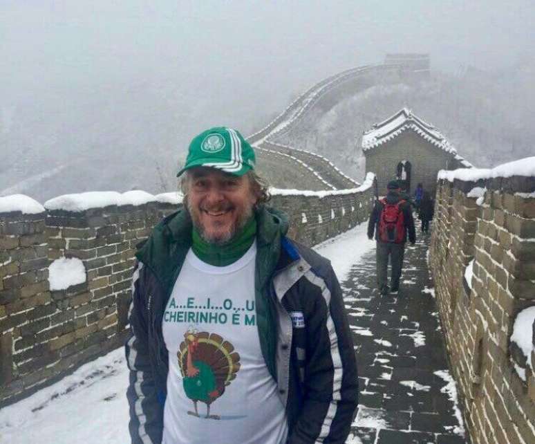 Paulo Nobre postou em rede social foto com camiseta provocando o Flamengo, em visita à Muralha da China