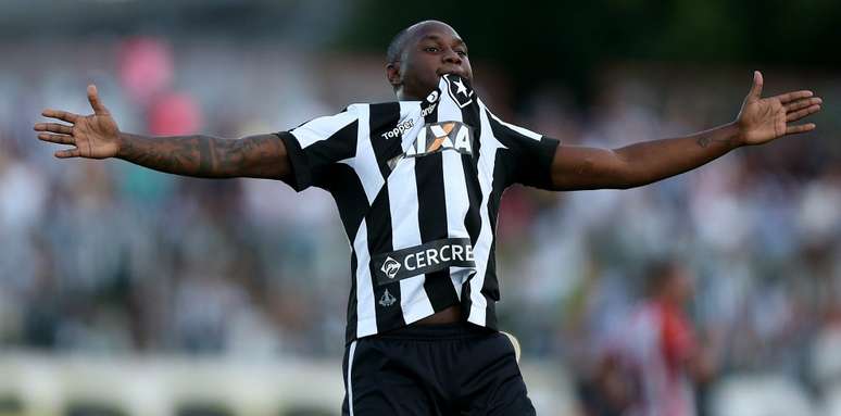 Sassá comemora o gol que marcou na vitória do Botafogo por 2 a 0 sobre o Bangu