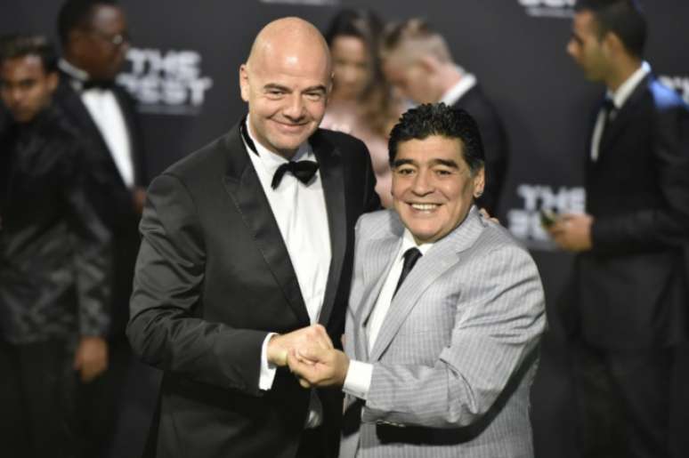 Maradona e Infantino são próximos (Foto: MICHAEL BUHOLZER / AFP)