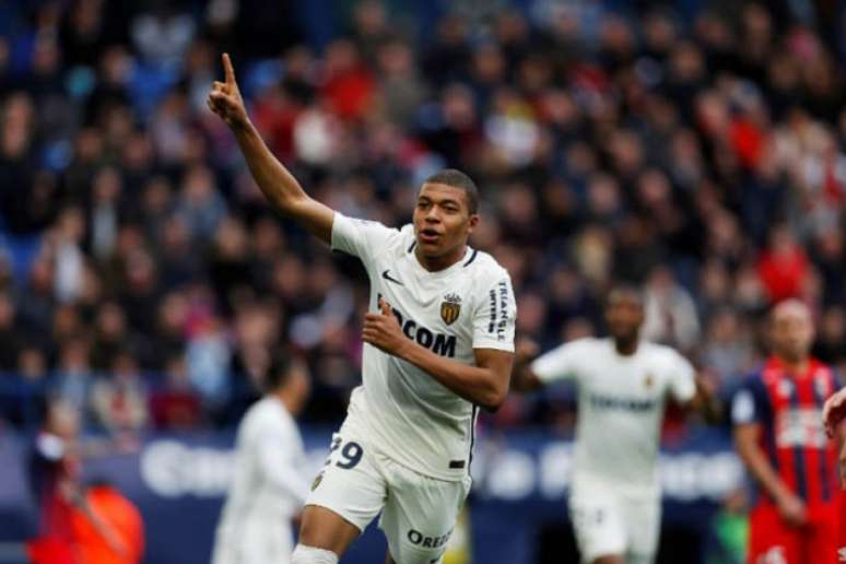 Mbappé tem sido chamado de 'novo Henry' na França (Foto: CHARLY TRIBALLEAU / AFP)