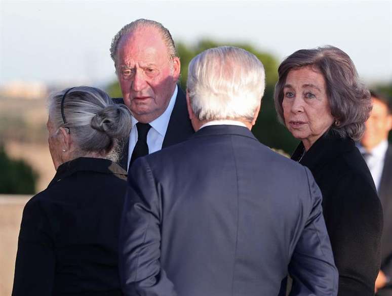 O Rei Juan Carlos e a rainha Sofia na chegada ao funeral da princesa Alice de Bourbon-Parma. A infanta morreu hoje, pouco depois do meio-dia, em sua casa em Madrid aos 99 anos.