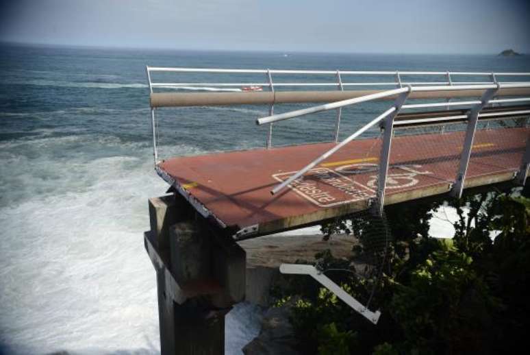Ciclovia Tim Maia, na Avenida Niemeyer, desabou após uma forte ressaca no mar de São Conrado