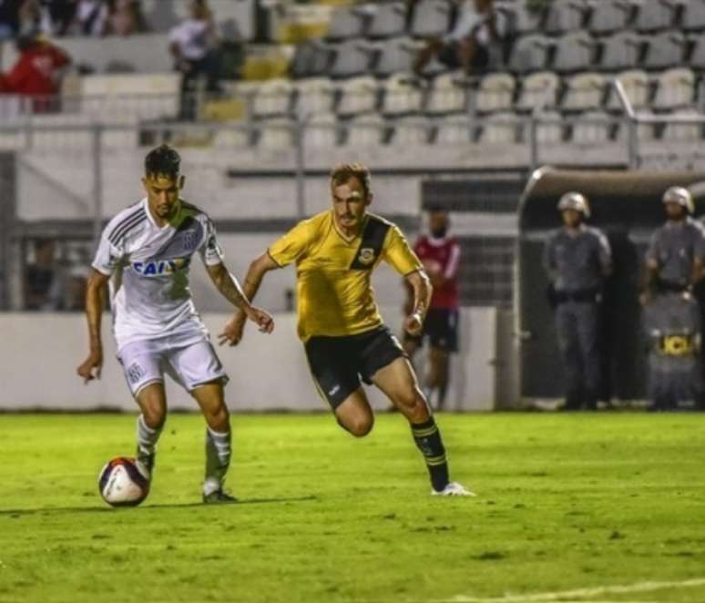 Eduardo em ação contra a Ponte Preta em jogo deste Paulistão (Foto: Fábio Leoni/Divulgação/Ponte Preta)