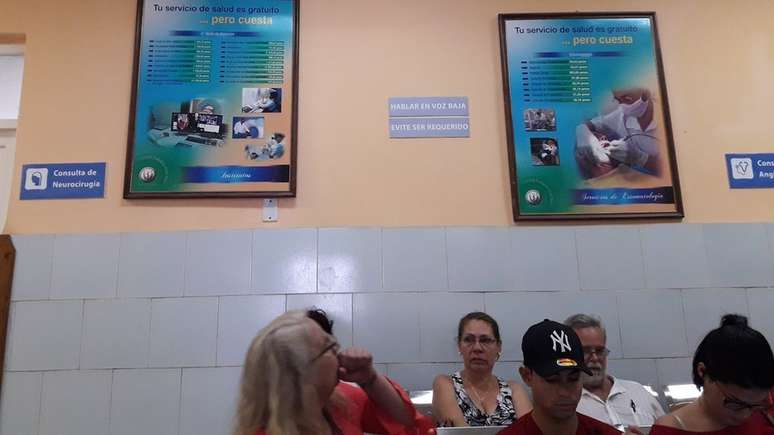 Cartazes com preços foram fixados nas paredes dos consultórios e postos de saúde