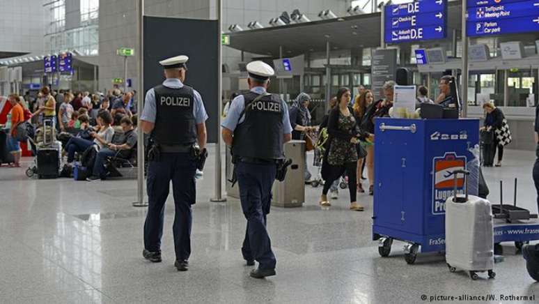 Alemão deportado do Brasil volta a ter surto em aeroporto de Frankfurt e é internado em clínica psiquiátrica