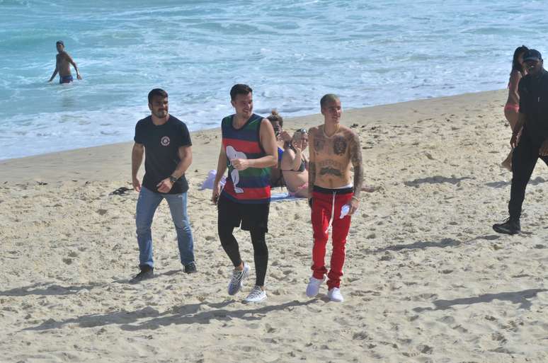 Justin Bieber anda como um gringo nas areias da praia de Ipanema