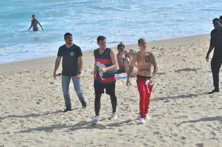 Justin Bieber anda como um gringo nas areias da praia de Ipanema