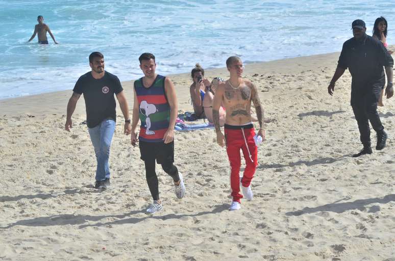 Justin Bieber anda como um gringo nas areias da praia de Ipanema