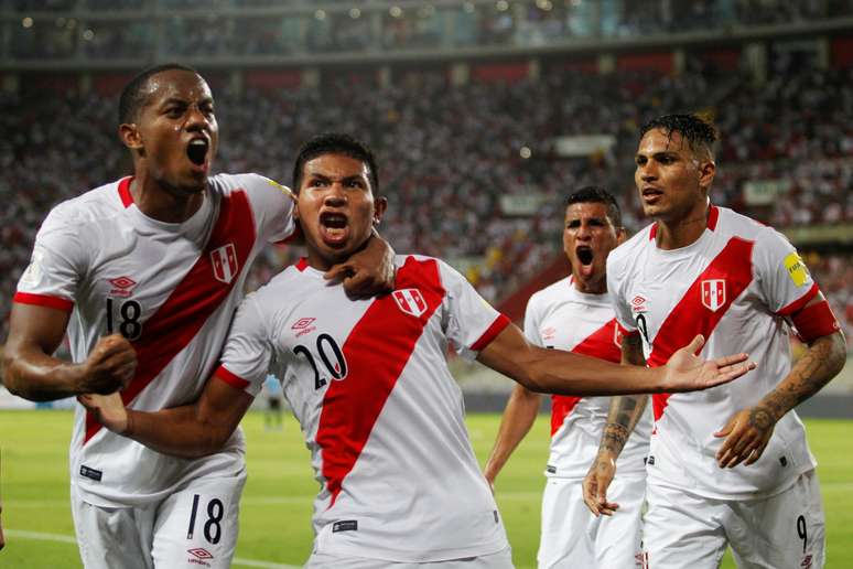Flores comemora o gol que marcou na vitória do Peru sobre o Uruguai, pelas Eliminatórias