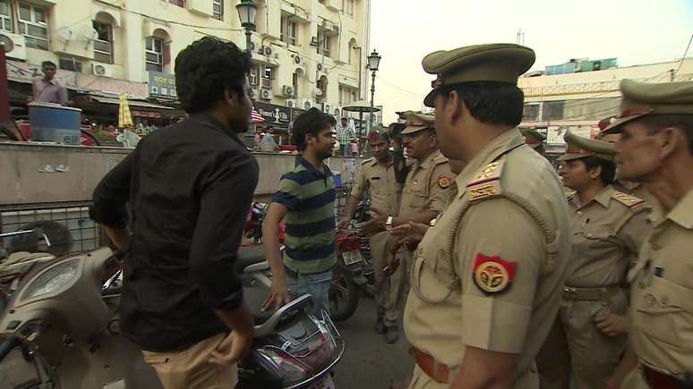 Os cr&iacute;ticos dizem que a pol&iacute;cia vem exagerando ao pedir identifica&ccedil;&atilde;o de todos os homens, suspeitos ou n&atilde;o.