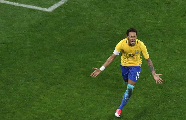 Neymar comemora seu gol na vitória do Brasil sobre o Paraguai por 3 a 0, na Arena Corinthians
