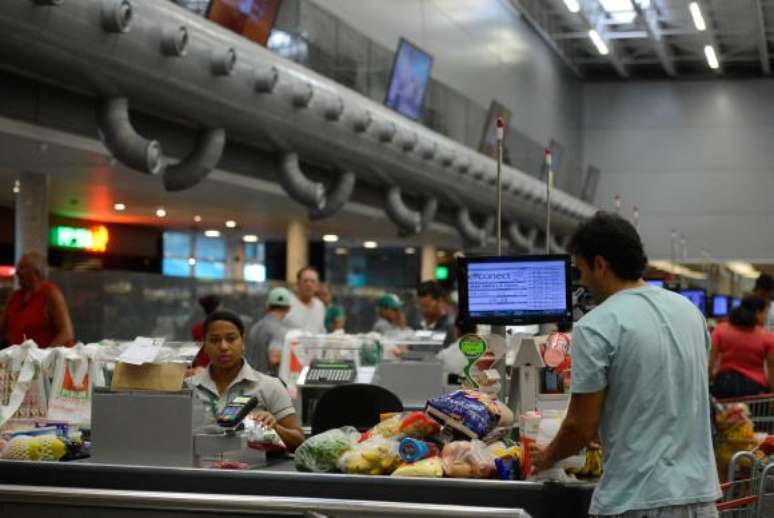 Varejo teve queda de 0,7%, mas supermercados, alimentos, bebidas e fumo acusaram alta de 0,2% nas vendas