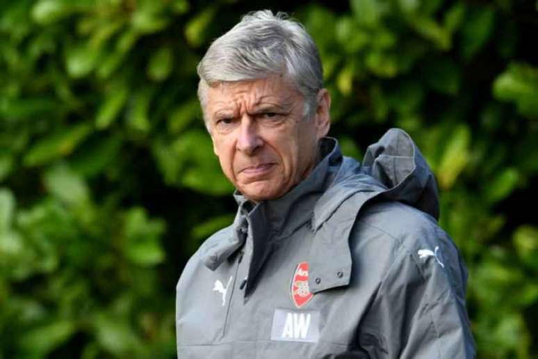 Corda bamba no Emirates Stadium: Wenger está perto de dar adeus aos Gunners (Foto: Ben Stansall / AFP)