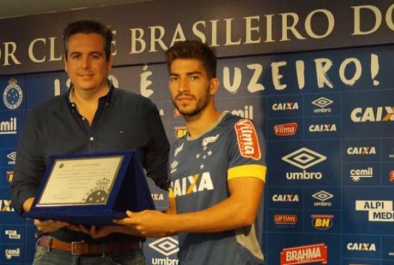 Lucas Silva recebe homenagem após completar 100 jogos pelo Cruzeiro (Divulgação Cruzeiro)