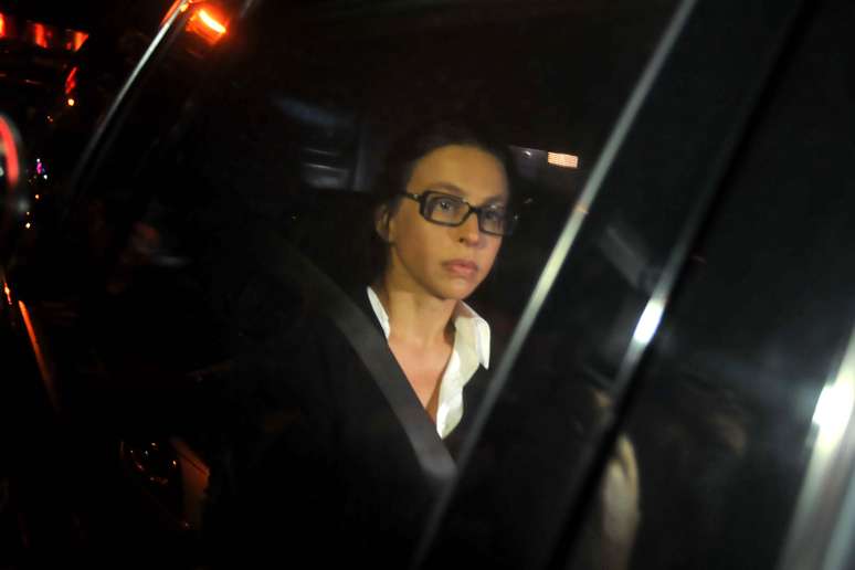 Adriana Ancelmo, mulher do ex-governador do Rio Sérgio Cabral, foi recebida com protestos ao chegar para prisão domiciliar