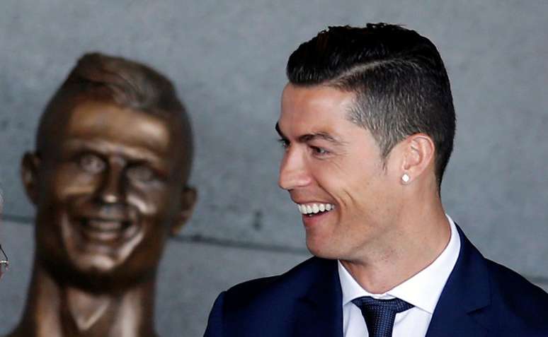 Cristiano Ronaldo posa ao lado de seu busto em aeroporto