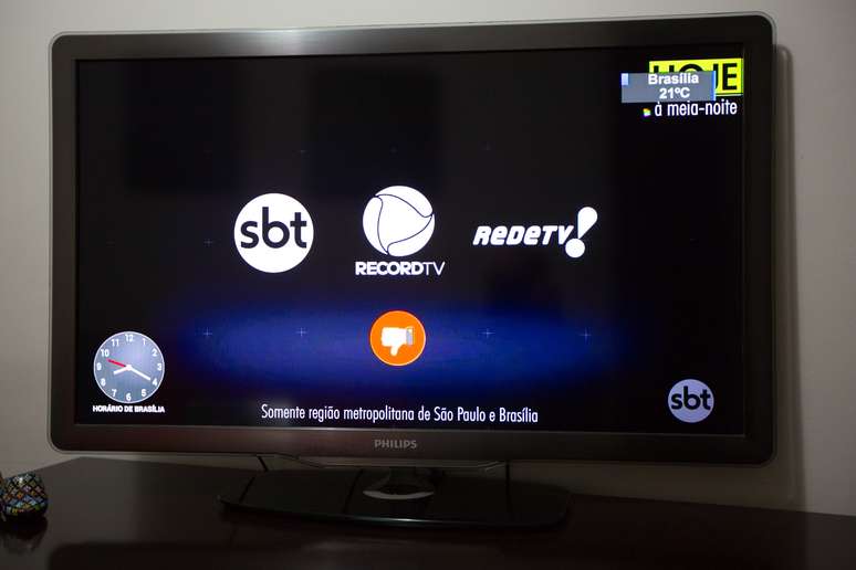 Mensagem exibida durante a programação do SBT, sobre o fim da transmissão do sinal da TV analógica na cidade de São Paulo, na noite de quarta-feira (29).