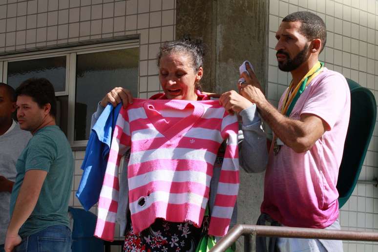 Rosilene Alves Ferreira e Uideson Alves Ferreira, mãe e irmão da menina Maria Eduarda Alves da Conceição, de 13 anos, aguardam liberação do corpo no Instituto Médico-Legal (IML), no Rio de Janeiro (RJ)