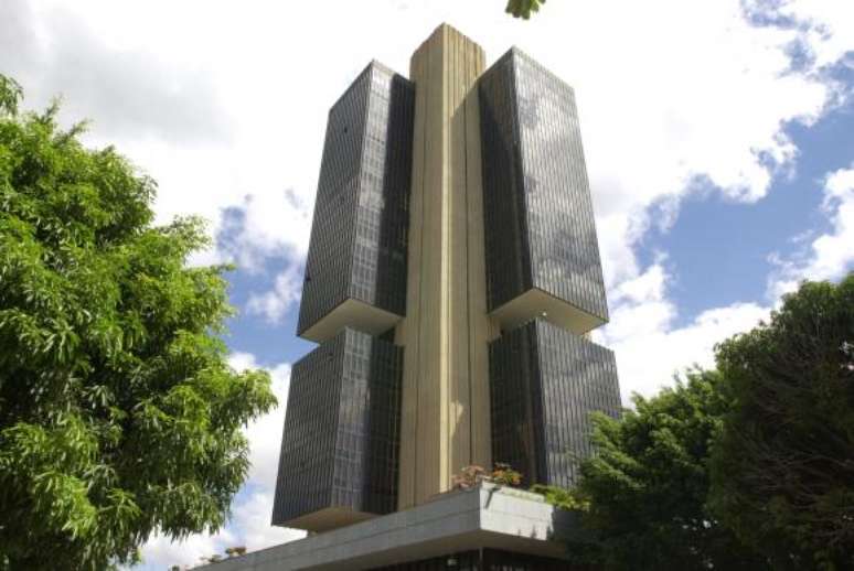 Criado em 2001, o swap cambial é uma ferramenta que permite ao Banco Central intervir no câmbio sem comprometer as reservas internacionais. O BC vende contratos de troca de rendimento no mercado futuro. Apesar de serem em reais, as operações são atreladas à variação do dólar.