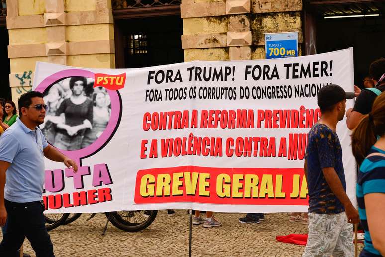 Manifestantes saem em passeata pelas ruas de Belém (PA)