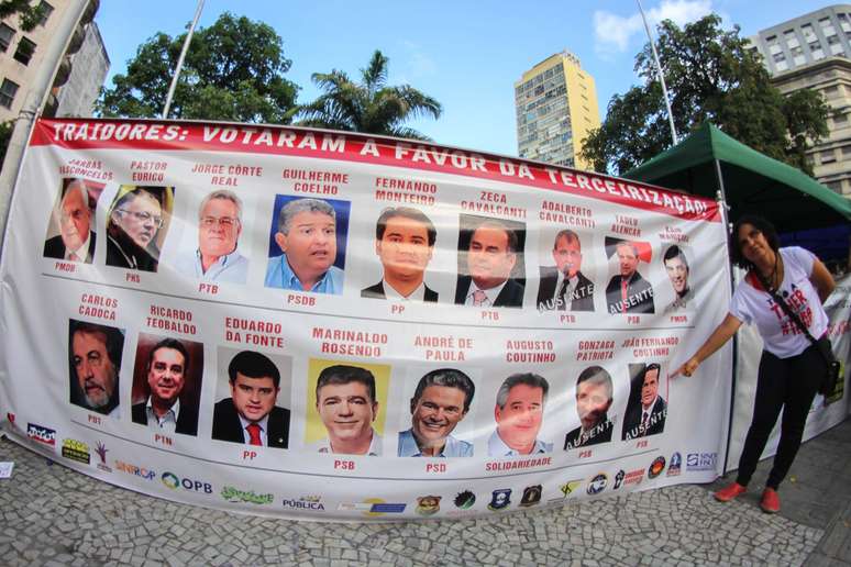 Protesto contra a reforma da Previdência na Praça do Diário, no centro de Recife (PE)