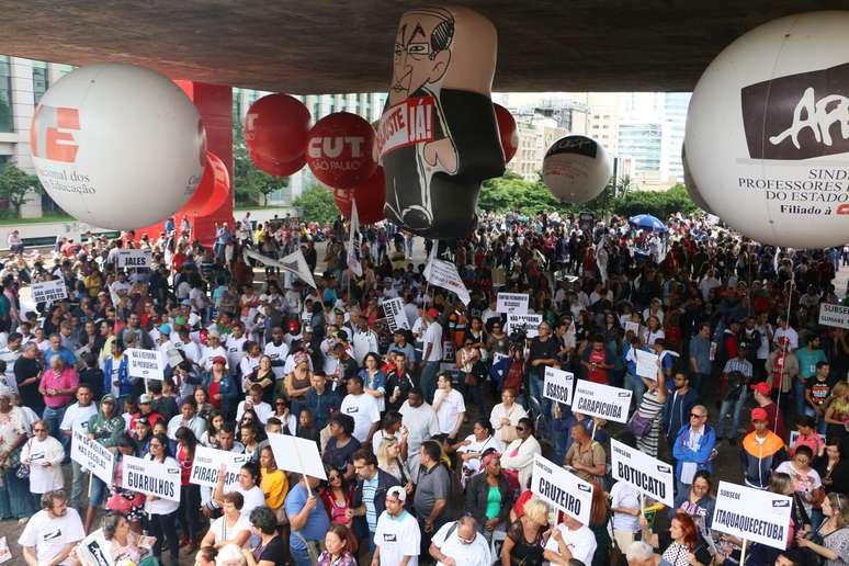 Concentração em frente ao MASP, na Avenida Paulista (SP)