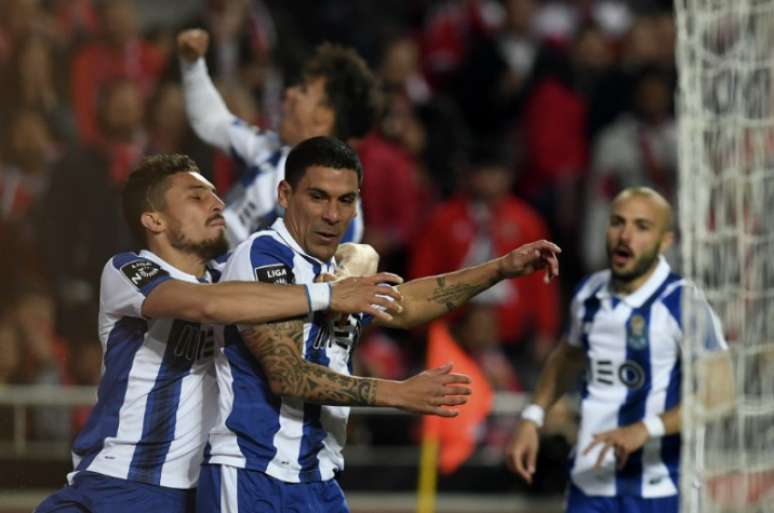 Maxi Pereira anotou o gol de empate para o Porto (FRANCISCO LEONG / AFP)