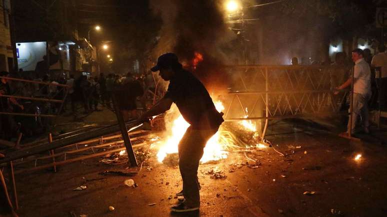 Dezenas de pessoas ficaram feridas em meio a protestos contra aprovação de reeleição