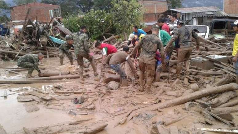 Além da Cruz Vermelha, o Corpo de Bombeiros, Polícia Militar, Defesa Civil e outras agências de resgate trabalham na região