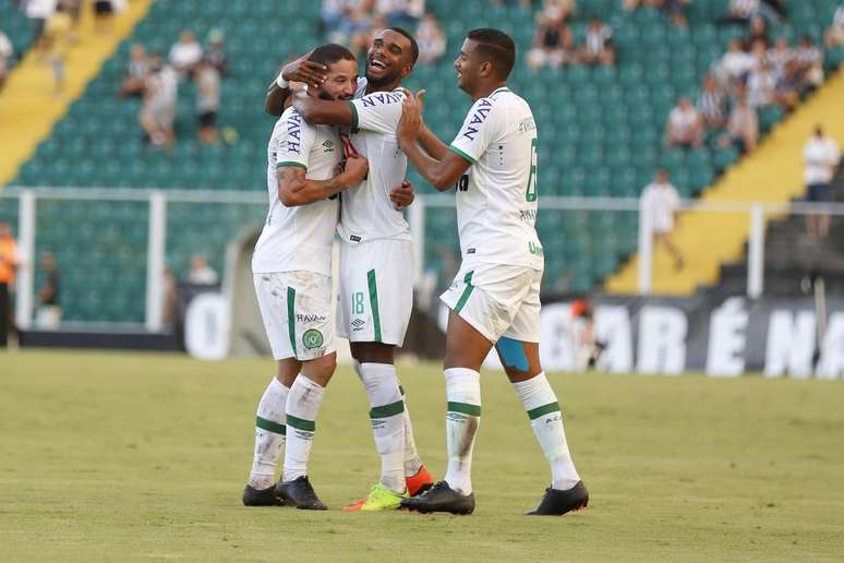 Luiz Antônio (C), jogador da Chapecoense, comemora seu gol com os companheiros de equipe durante partida contra o Figueirense, válida pela sexta rodada do segundo turno do Campeonato Catarinense 2017.