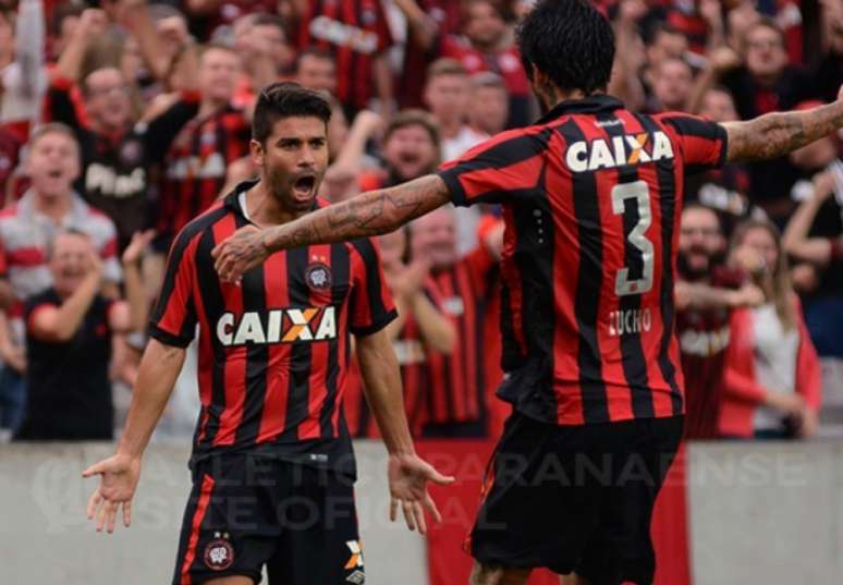 Eduardo da Silva (à esq.) comemora gol com Lucho (à dir), na Arena da Baixada. (Fabio Wosniak/Atlético-PR)