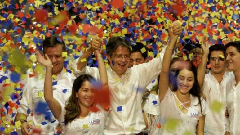 O candidato à Presidência Guillermo Lasso e sua família durante campanha