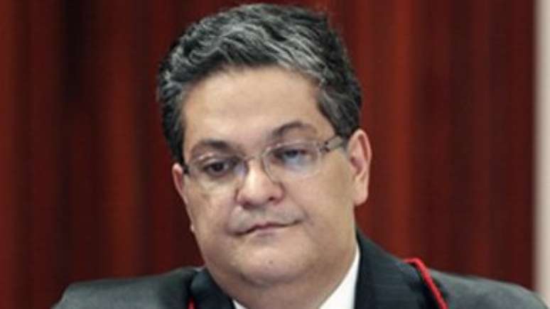 Se TSE acatar pedido da defesa por mais tempo para analisar processo, Henrique Neves possivelmente não terá tempo de julgar ação