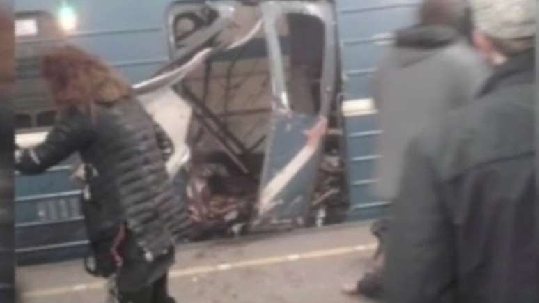 Televisão russa transmitiu imagens de danos no metrô de São Petesburgo