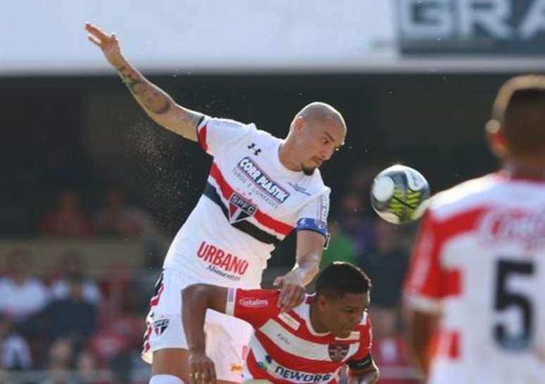 A suspens&atilde;o de Maicon se deve ao empurr&atilde;o na cabe&ccedil;a do atacante Borja, atualmente no Palmeiras, na primeira semifinal contra o Atl&eacute;tico Nacional-COL, pela Copa Libertadores da Am&eacute;rica de 2016.