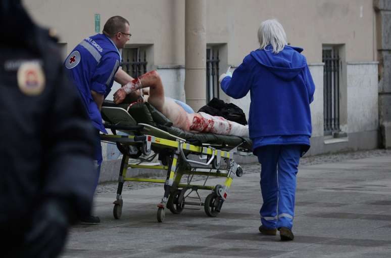 Equipe de socorro presta atendimento a pessoa ferida após explosão em metrô na Rússia