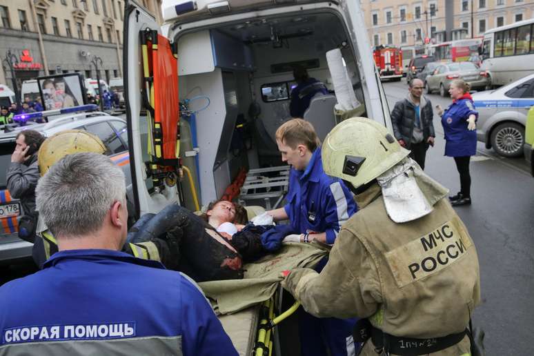 Equipe de socorro presta atendimento a pessoa ferida após explosão em metrô na Rússia