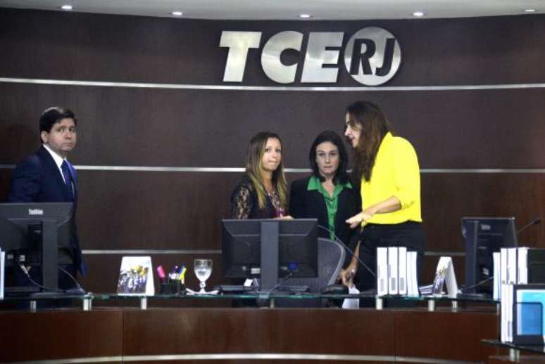 Sess&atilde;o plen&aacute;ria do Tribunal de Contas do Estado do Rio de Janeiro presidida pela conselheira Mariana Montebello. Ela &eacute; a &uacute;nica conselheira titular no tribunal que n&atilde;o foi alvo da Opera&ccedil;&atilde;o Quinto do Ouro