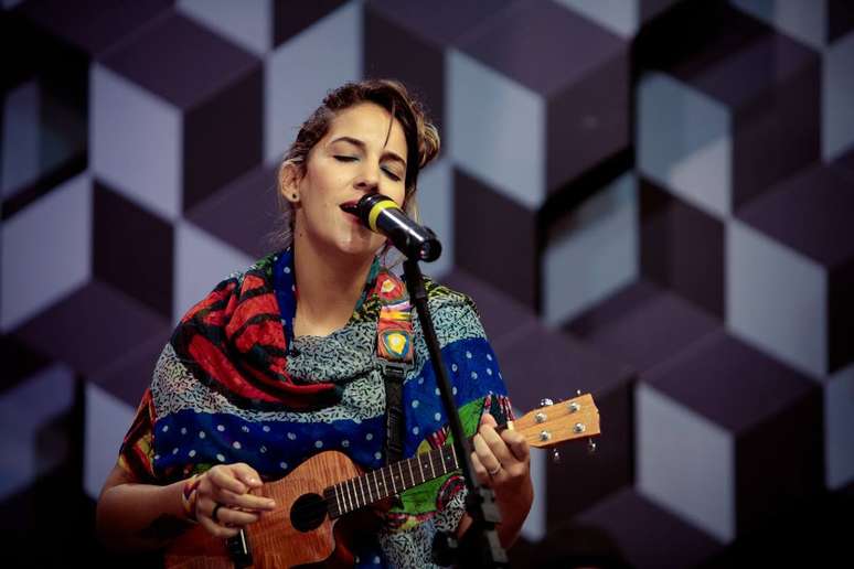 Cantora e compositora Sandyalê, que usa o Ukulele para compor