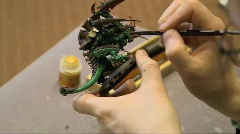 O que surpreende muitas pessoas &eacute; que o jovem trabalha em uma f&aacute;brica de brinquedos: "Eu n&atilde;o odeio crian&ccedil;as", diz ele