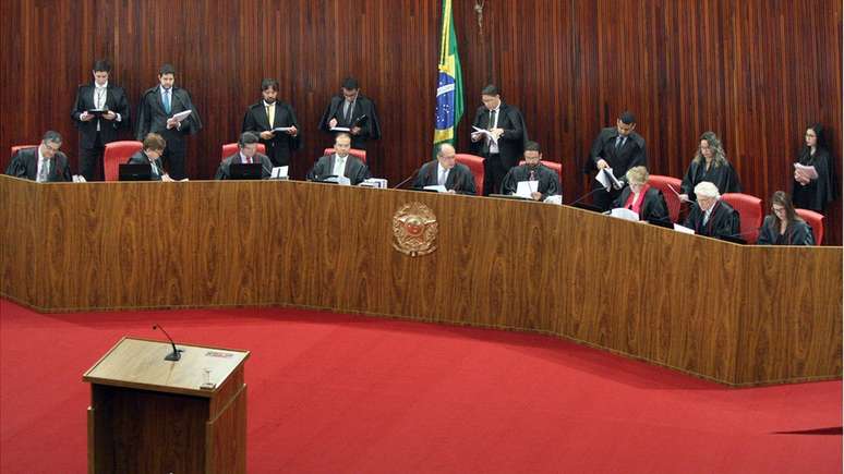 TSE em sessão plenária em setembro de 2016; corte analisa pela primeira vez pedido de cassação de chapa presidencial