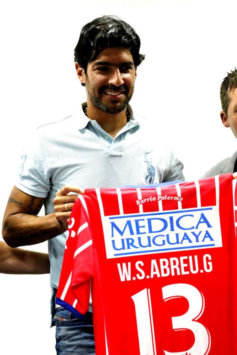 Loco Abreu foi apresentado nesta ter&ccedil;a-feira como novo refor&ccedil;o do Central Espa&ntilde;ol