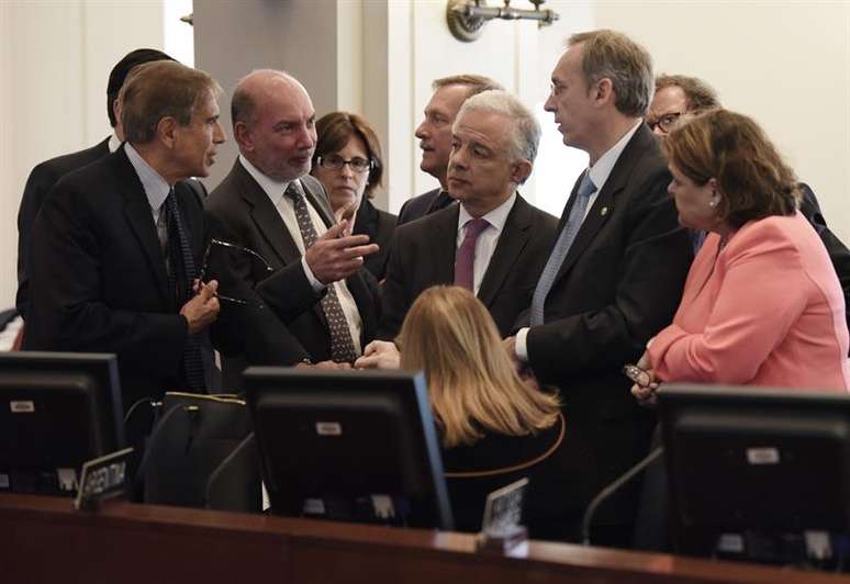 Representantes da Argentina, M&eacute;xico, Col&ocirc;mbia e Uruguai conversam antes de reuni&atilde;o extraordin&aacute;ria na OEA