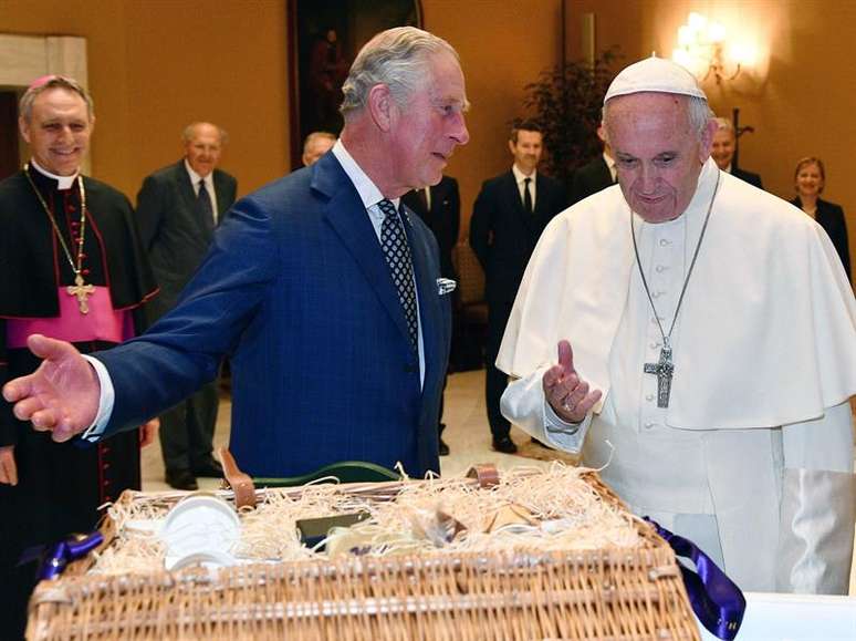 Papa Francisco recebeu o príncipe Charles e sua esposa Camila no Vaticano. Este foi o primeiro encontro entre o príncipe de Gales e o pontífice.