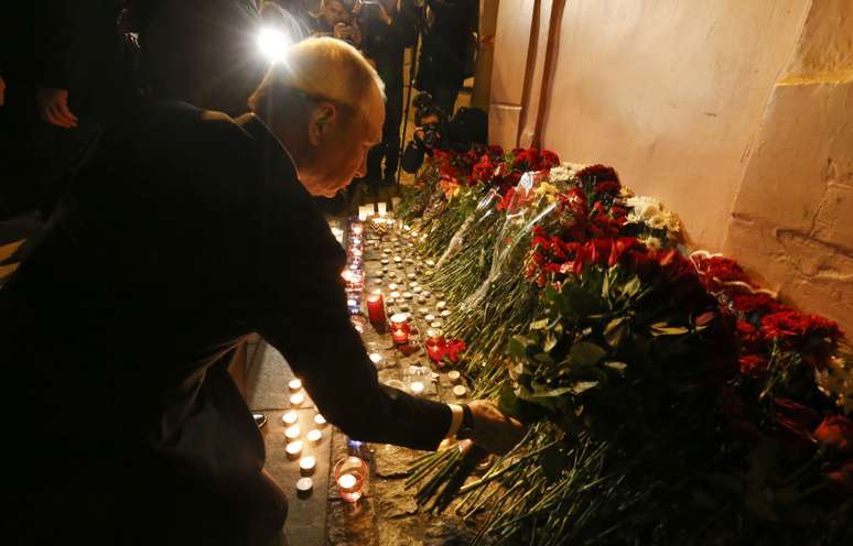 Presidente Vladmir Putin deposita flores do lado de fora de estação do metrô após atentado