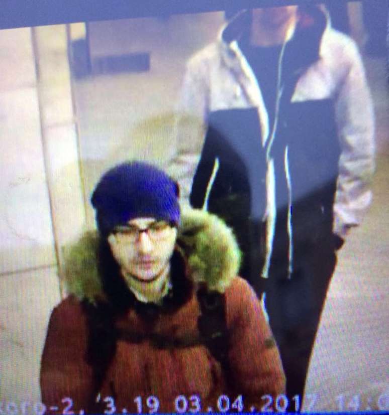 Imagem de câmeras de segurança mostram o suposto autor da explosão no metrô russo