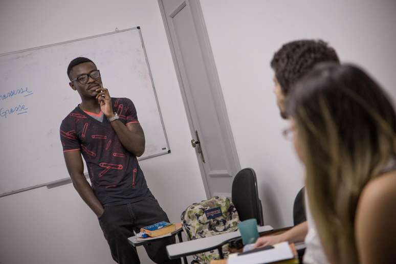 Os alunos do projeto 'Abra&ccedil;o Cultural' t&ecirc;m a chance de aprender mais do que uma l&iacute;ngua estrangeira: com professores nativos de pa&iacute;ses como S&iacute;ria, Congo e Haiti, o estudante aprende sobre cultura, hist&oacute;ria, gastronomia e m&uacute;sica