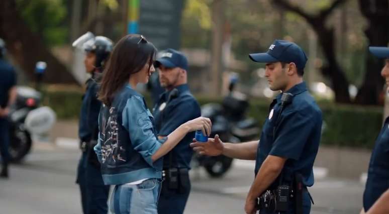 Imagem do comercial no momento em que Kendall Jenner entrega o refrigerante ao policial em meio a um protesto
